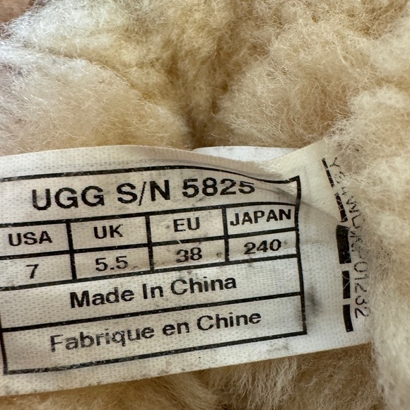 UGG Classic Short Boot in Chestnut, Size 7 - Picture 6 of 6